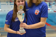 Nora und Denisa mit dem Pott
